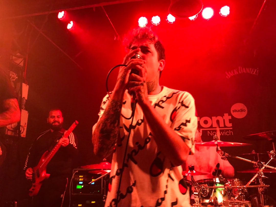 Een avond vol spektakel en smaak met een dinnershow in Amsterdam