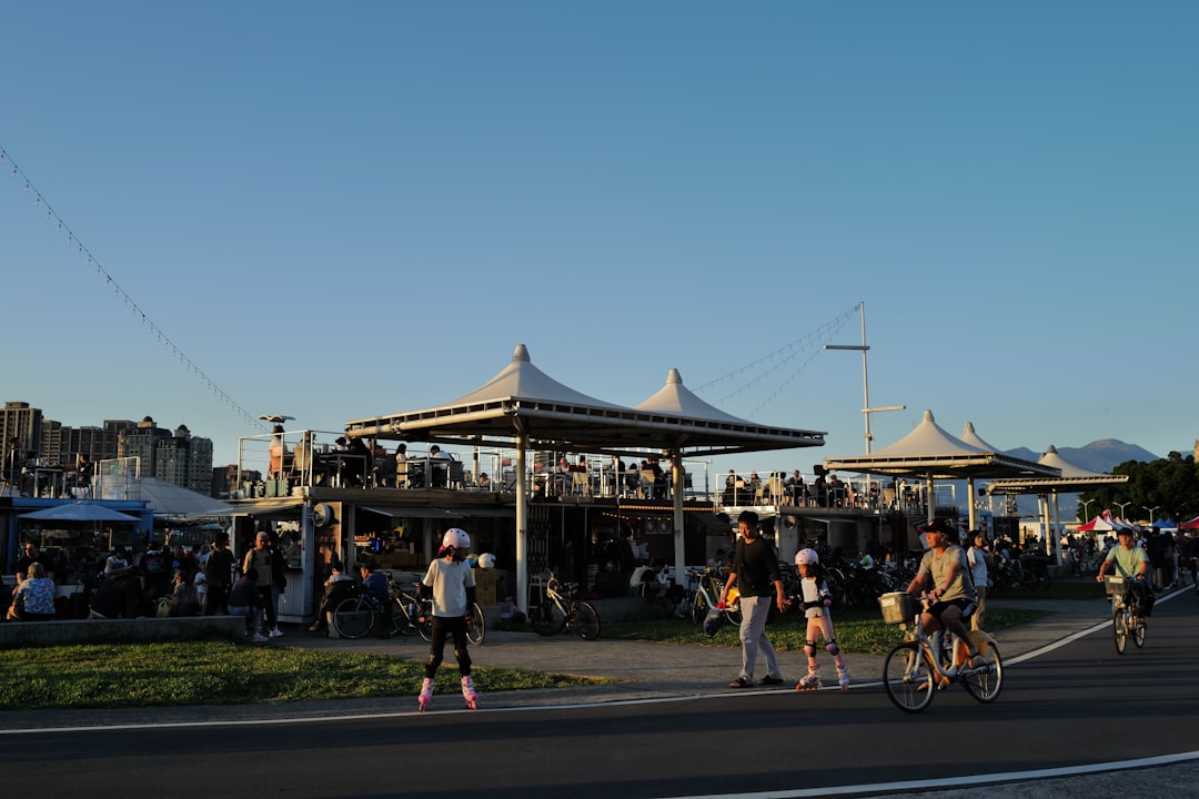 Indoor rolschaatsen in Nederland: vrolijke beweging en muziek op wielen