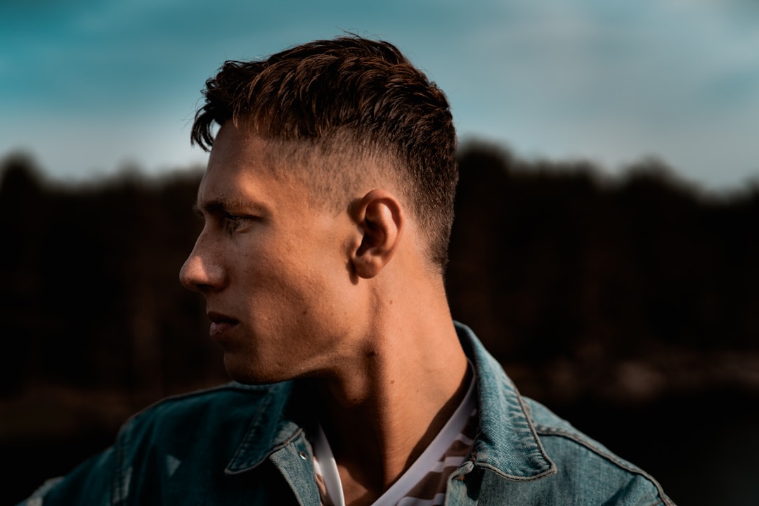 Stralende kapsels voor de moeder van de bruid: van klassiek tot modern